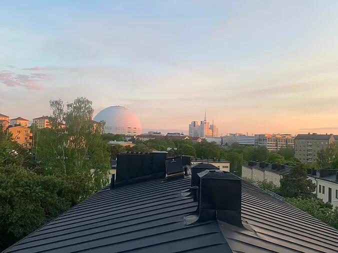 Nytt svart plåttak med vy över Stockholm