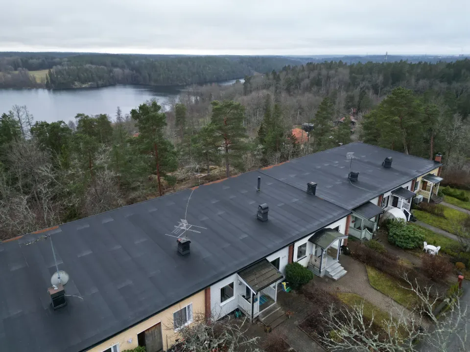 Nytt paptak på kedjehus vid sjön