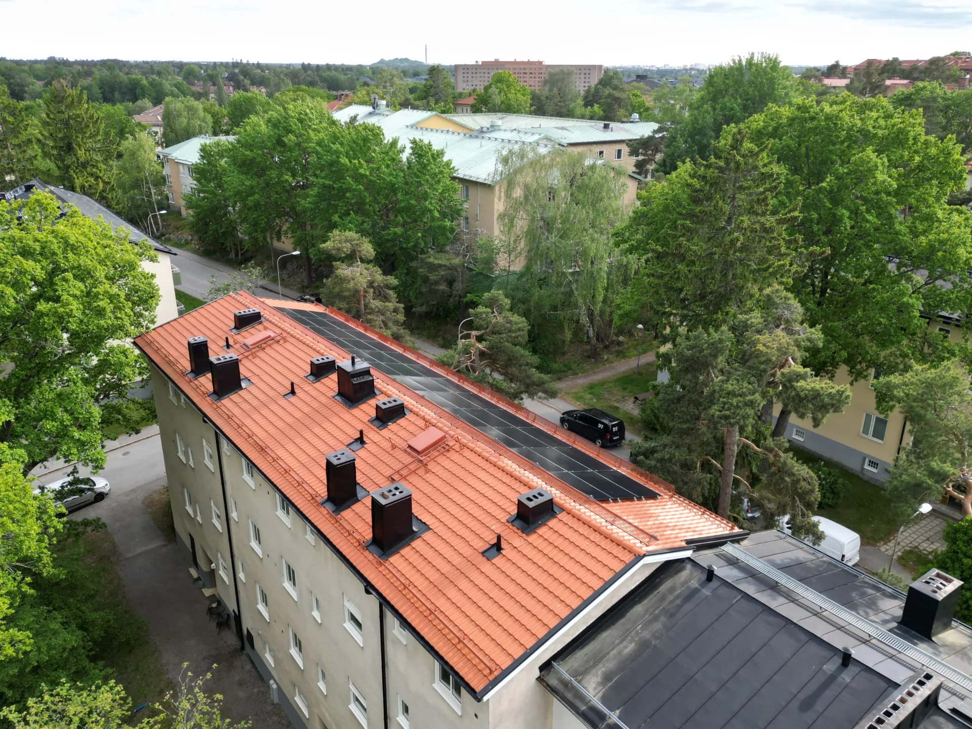 Nytt tegeltak på flervåningsfastighet